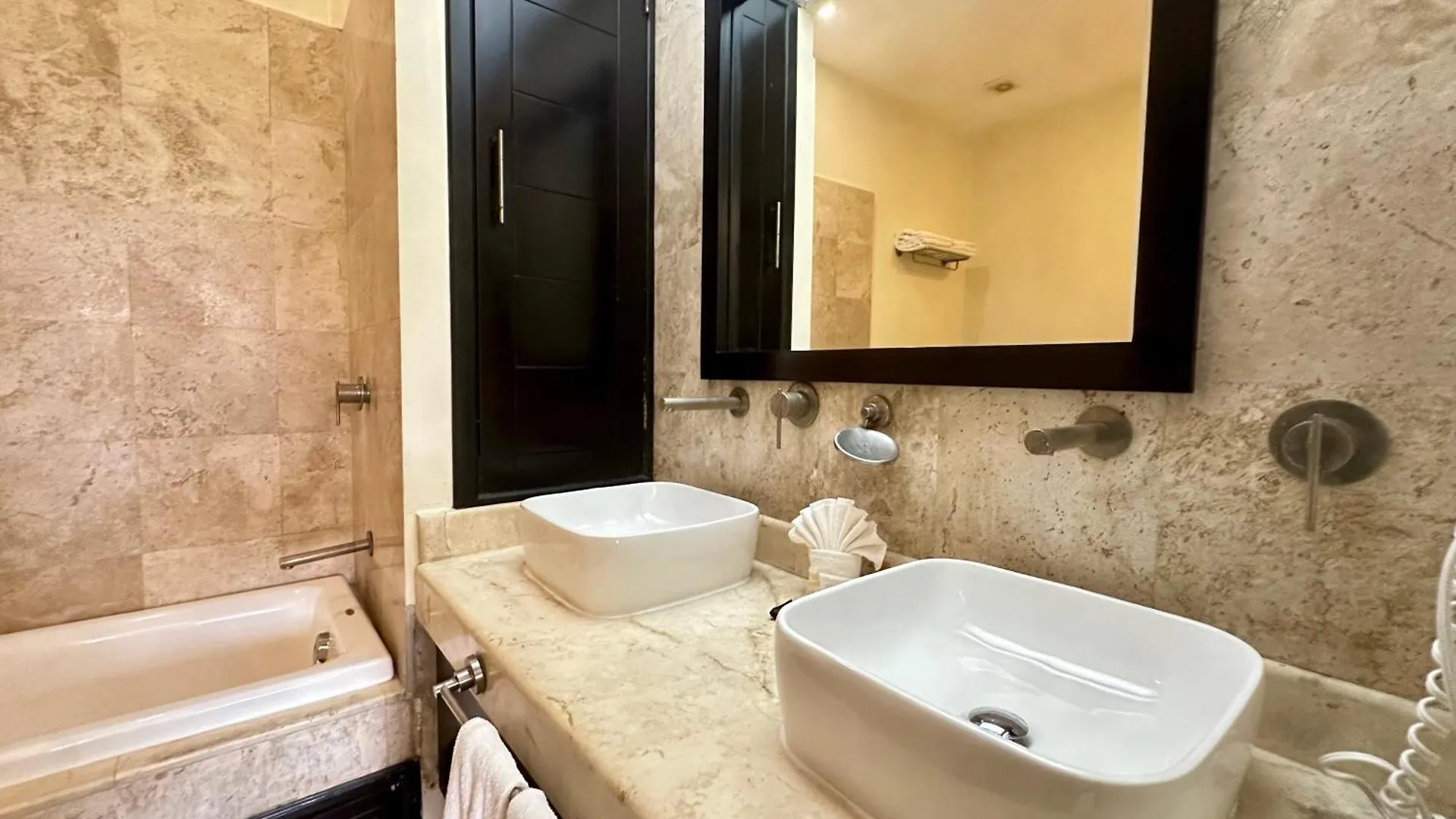 El Faro 103 Surf Ground Floor 2 Bedroom Apt Pool View Playa del Carmen Apartment